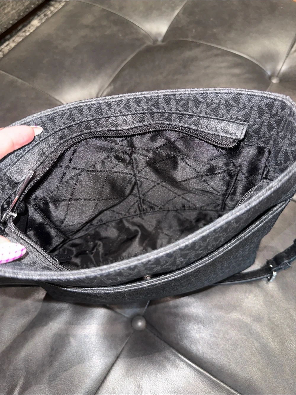 Michael Kors Jet Set Travel Messenger Bag Black with Crossbody Straps - Picture 7 of 8